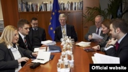 Pregovarački timovi iz Prištine i Beograda na jednoj od rundi dijaloga u Briselu