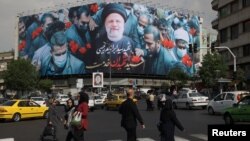 Un panou cu chipul președintelui iranian Raisi la Teheran. Liderul suprem Ali Khamenei a spus că el a atins deja „cel mai înalt rang de martiriu”.