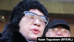 Гульжан Ергалиева, главный редактор журнала ADAM bol, у здания Алматинского городского суда. Алматы, 5 февраля 2015 года.