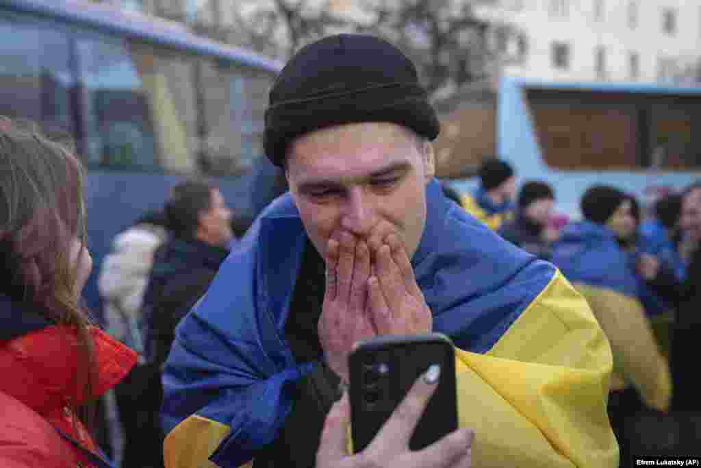 Украінскі вайсковец размаўляе з сваякамі па тэлефоне пасьля вызваленьня з расейскага палону 19 сакавіка.Украіна і Расея правялі абмен 175 на 175 палонных на наступны дзень пасьля размовы Трампа і Пуціна, гэты абмен быў згаданы падчас размовы.