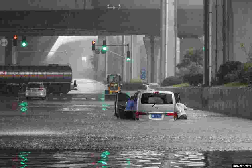 Meteorolozi su prognozirali nastavak pljuskova u regionu najmanje u naredna 24 sata. Letovi i vozovi u mnogim dijelovima Henana takođe su obustavljeni. (na fotografiji: poplave u Džengdžouu)