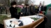 Наталія Магнітська (л), мати Сергія Магнітського, над тілом сина під час його похорону в Москві, листопад 2009 року