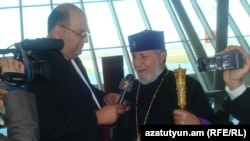 Уругвай – Католикос все Армян Гарегин Второй дает интервью Радио Азатутюн, Монтевидео, 12 мая 2011 г. 