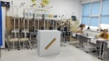 Një qendër votimi në Bukuresht të Rumanisë më 4 maj 2025. 