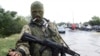 Пророссийский боевик у контрольно-пропускного пункта на дороге к Донецкому аэропорту, сентябрь 2014 года (иллюстративное фото)
