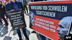 Aktiwistler Germaniýanyň kansleriniň edarasynyň öňünde protest geçirýär, Berlin, 30-njy aprel, 2017