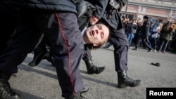 Поліцейські затримують протестувальника в Москві, Росія, 26 березня 2017 року