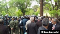 حضور پرتعداد نیروهای انتظامی در محل تجمع اعتراضی کشاورزان اصفهانی در نزدیکی پل خواجو در روز شنبه ۱۸ فروردین.