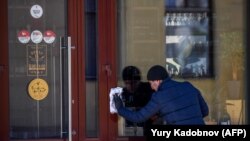 یو روسی وګړی د یوې چایخانې د تړلو پر مهال.
