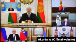 Президенты стран ЕЭАС во время заседания Высшего Евразийского экономического совета в формате видеоконференции.