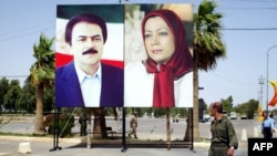 پوستر مریم و مسعود رجوی، دو تن از متهمان به جنایت علیه بشریت در عراق، در اردوگاه اشرف عراق