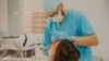 Medicul stomatolog Ion Cherdevară recomandă periajul dentar de două ori pe zi, utilizarea aței dentare și a apei de gură și vizite regulate la stomatolog.  