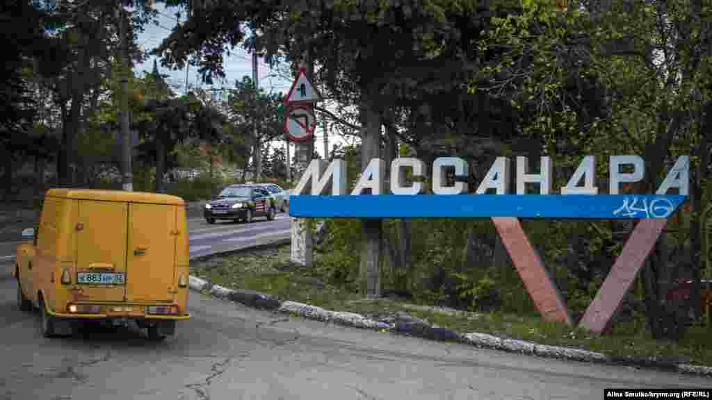 Коментуючи дозвіл на приватизацію «Масандри», користувачі соцмереж згадують про продаж у 2017 році іншого кримського винзаводу – «Новий світ». Перед цією подією на той момент віцепрем'єр російського уряду Криму Юрій Гоцанюк заявляв, що 100% акцій заводу належатимуть державі. У грудні того ж року «Новий світ» продали петербурзькій компанії «Південний проєкт», яка входить до структури банку «Росія». Фото: 2016 рік