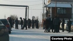 Шахтеры и их близкие у входа на территорию шахты "Тентекская", где протестовали угольщики. Карагандинская область, 12 декабря 2017 года.