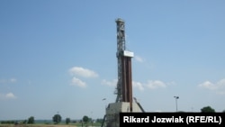 Бурова установка біля села Лебень у Польщі