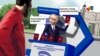 Autorul dialogului din imagine este Maxim Djamanov, câștigătorul Concursului de Replici Politigraf organizat săptămânal pe Facebook. „-Cum ajung în Europa?”; „-Devenind agentul Popa!” este o posibilă traducere care, desigur, nu redă înțelesul profund al originalului.