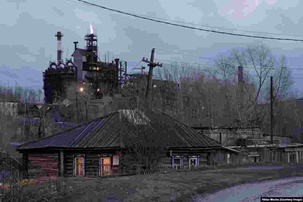 Металозавод край Челябинск, Русия. "Когато погледна стари карти от 60-те и 70-те, виждам фабрики на всеки ъгъл", казва Мача пред Свободна Европа. "Сега сме загубили 80% от тях, а числото постоянно расте".