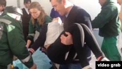 Медики оказывают помощь подростку, пострадавшему из-за отравления в Березовке.
