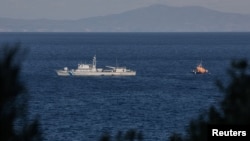 Ambarcațiuni ale pazei de coastă elene lângă insula Samos, după primul naufragiu tragic cu migranți de săptămâna aceasta, la 25 noiembrie.