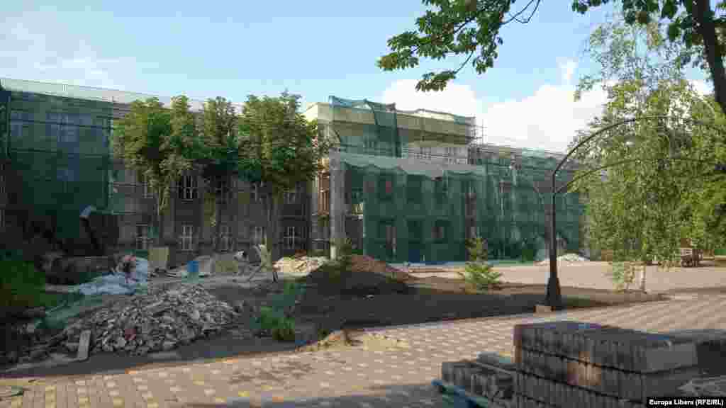 Universitatea de la Tiraspol este în renovări făcute din Fondul investițiilor capitale gestionat direct de Vadim Krasnoselski, renovări care se fac cu câteva luni înainte de „alegerile prezidențiale” din regiunea separatistă.