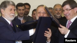 احمد داود اوغلو، وزير امورخارجه ترکيه (راست) منوچهر متکی ، و سلسو آموريم، وزير امور خارجه برزيل، 