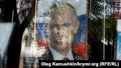 Портрет президента Росії Володимира Путіна у вікні магазину. Крим, Сімферополь, жовтень 2014 року 