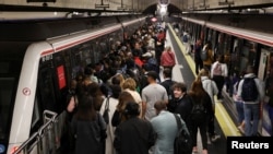 Pasageri urcând în trenuri după reluarea circulației în metroul din Madrid, paralizat de întreruperea de curent, 29 aprilie 2025