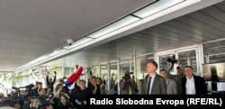 Rektor Univerziteta u Beogradu Vladan Đokić ispred policijske stanice u Beogradu, 18. april 2025.