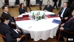Архивска фотографија: Средба на премиерот и претседател на ВМРО-ДПМНЕ Никола Груевски и лидерот на СДСМ Бранко Црвенковски на 22 јануари 2013 година.