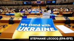 Транспарент со знамето на Украина за време на посебната парламентарна седница на ЕП за руската инвазија врз Украина