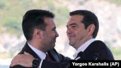 Илустрација- премиерите на Македонија и на Грција Зоран Заев и Алексис Ципрас на потпишувањето на договорот за името