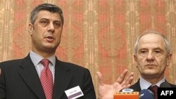 Hašim Tači (levo) i Fatmir Sejdiu (desno)