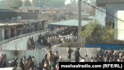 د پاکستان کونسلګرۍ ته خلک په کتارونو کې ولاړ دي
