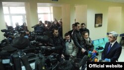 Նախագահ Սերժ Սարգսյանը պատասխանում է լրագրողների հարցերին: Գավառ, 26-ը նոյեմբերի, 2011թ.:
