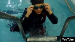 Iranian swimmer Elham Asghari in her YouTube video
