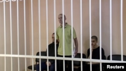 Британці – Шон Піннер та Ейден Еслін, і громадянин Марокко Саадун Брагім у так званому «суді» проросійського угруповання «ДНР». Окупований Донецьк, 7 червня 2022 року