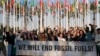 Pe tot parcursul conferinței COP28, activiștii (în imagine cei de la Greenpeace) au cerut eliminarea combustibililor fosili. Declarația finală nu merge așa de departe, vorbind de o renunțarea treptată la ei. (AP Photo/Rafiq Maqbool)