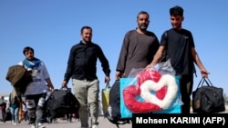د طالبانو له بياځلي واکمنۍ سره سم زرګونه افغانان ايران، پاکستان او بهرنیو هېوادونو ته کډوال شول.