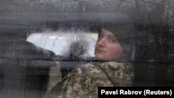 Один із захоплених українських військових моряків у мікроавтобусі біля будівлі суду в Сімферополі, 28 листопада 2018 року
