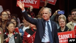 Prim-ministrul Canadei și liderul Partidului Liberal, Mark Carney, salută susținătorii la un miting în Ottawa, după câștigarea alegerilor. Ottawa, Ontario, 29 aprilie 2025.