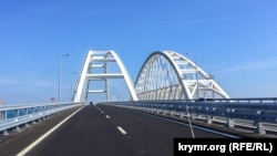 Один із прольотів мосту з'їхав у воду