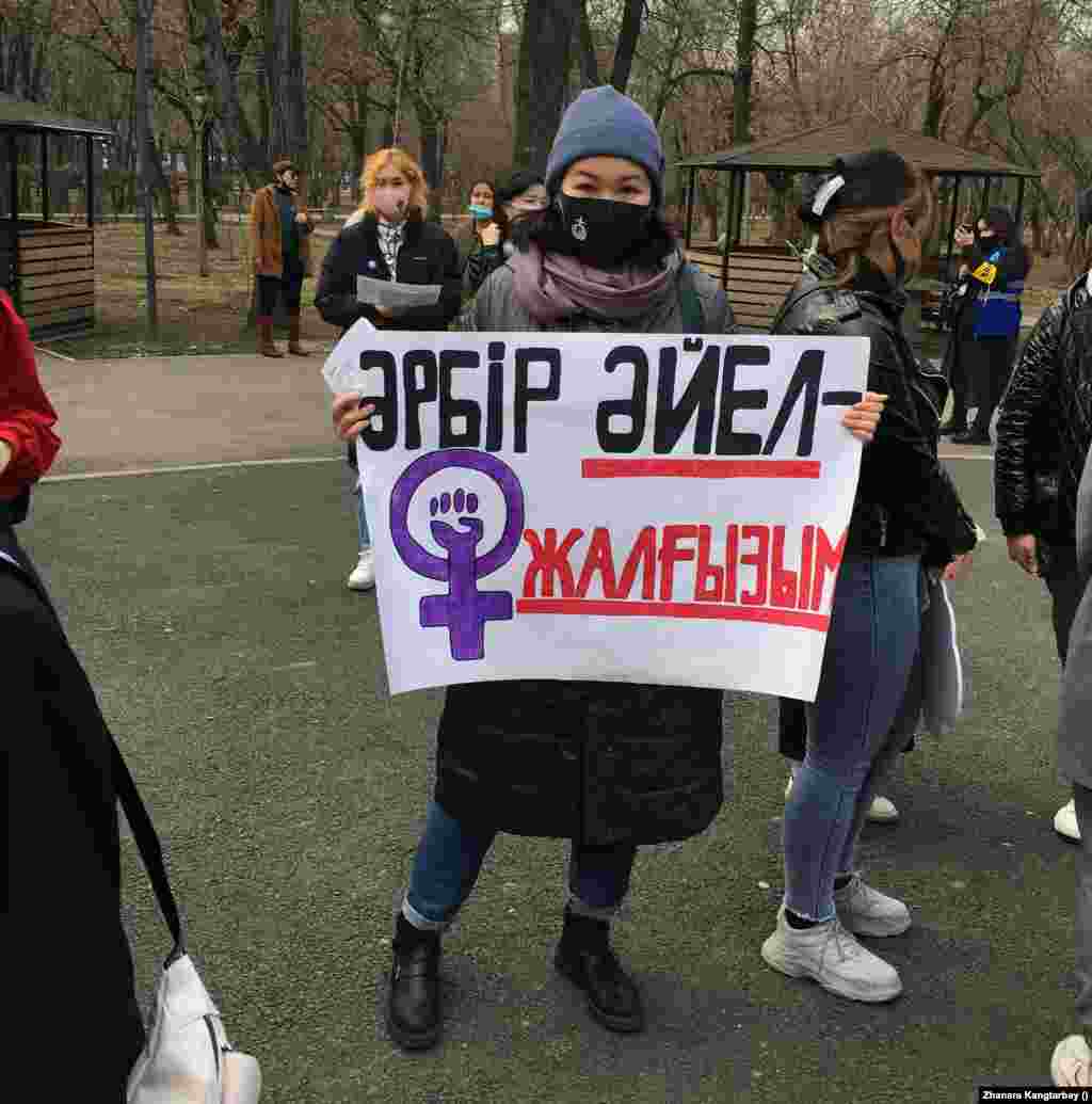 Шеруге келгендердің бірі "Әрбір әйел – жалғызым" деген плакат ұстап тұр. Бұл - әйелдер маршының негізгі лозунгінің бірі. 