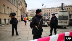 Поліцейські біля входу до станції метро «Технологічний інститут» в Санкт-Петербурзі, 3 квітня 2017 року
