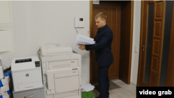 Слідчий Національної поліції копіює документи фонду «Пацієнти України»