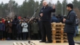 Лукашэнка выступае перад мігрантамі падчас наведваньня транспартна-лягістычнага цэнтру «Брузгі» на беларуска-польскай мяжы ў Горадзенскай вобласьці, 26 лістапада 2021 году