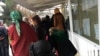 Orsýet Federasiýasynyň Türkmenistandaky ilçihanasynyň konsul bölüminiň öňündäki nobat, Aşgabat, 21-nji dekabr, 2018. 