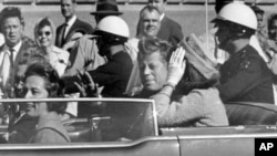 Predsednik SAD Džon Kenedi u automobilu pored supruge Žaklin, pre nego što je izvršen atentat, 22. novembar 1963.