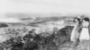 Žene posmatraju izgradnju Panamskog kanala početkom 1900-ih godina