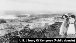 A Panama-csatorna építését megtekintő nők az 1900-as évek elején