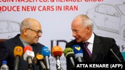 تیری بلور (راست) یک سال پیش و با حضور در تهران، فعالیت‌ رنو در ایران را از سرگرفته بود